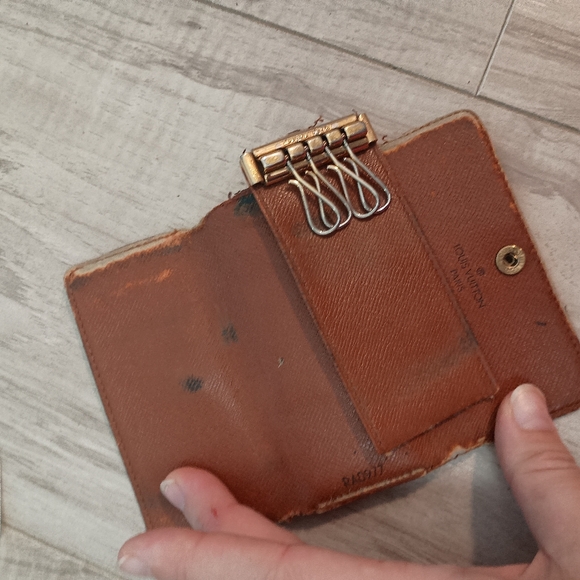 Louis Vuitton Monogram Key Case - Picture 6 of 10